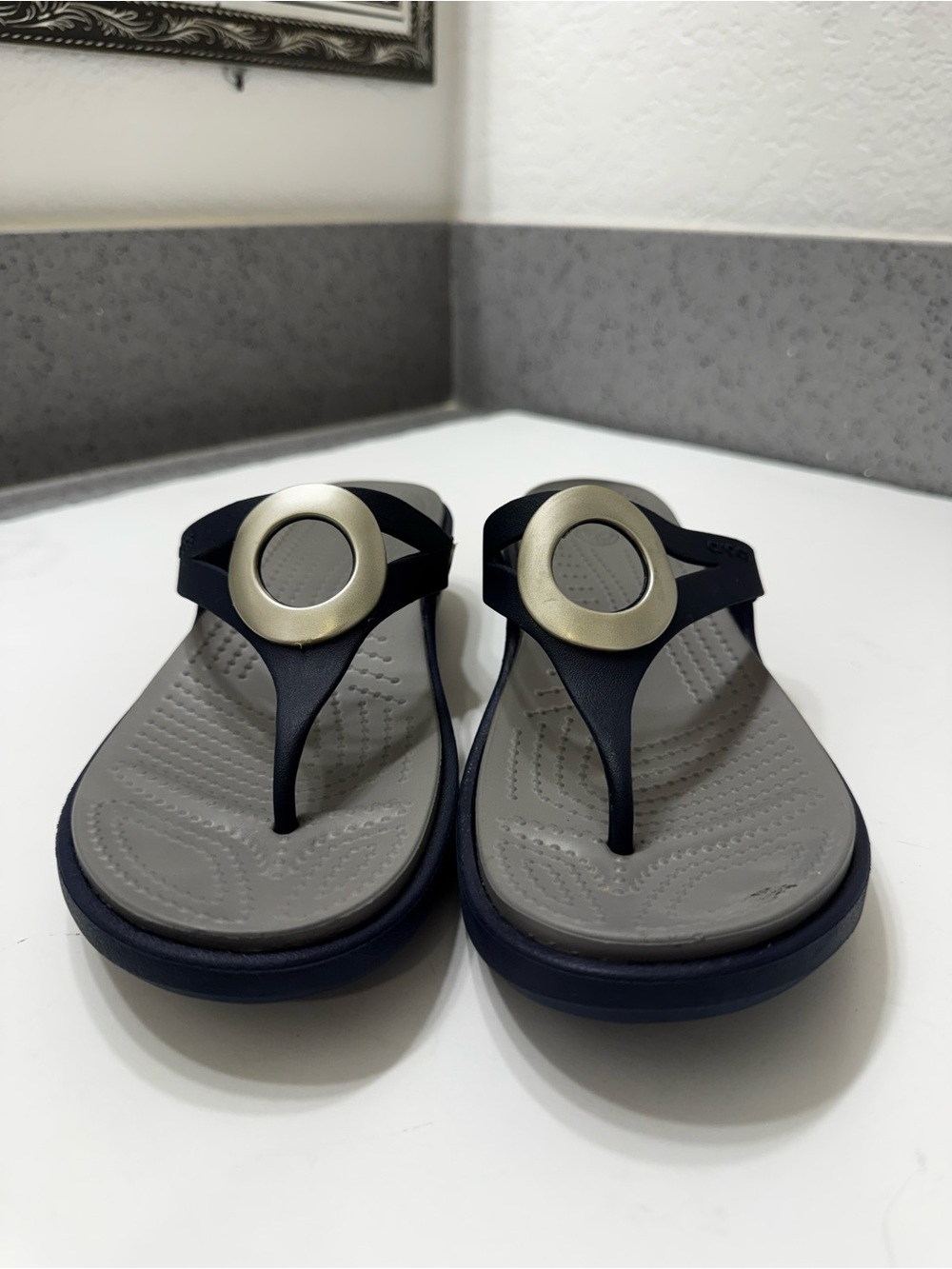 Crocs Sanrah Circle Wedge Flip Sandals in Navy and Silver Sz 9 - Picture 3 of 10